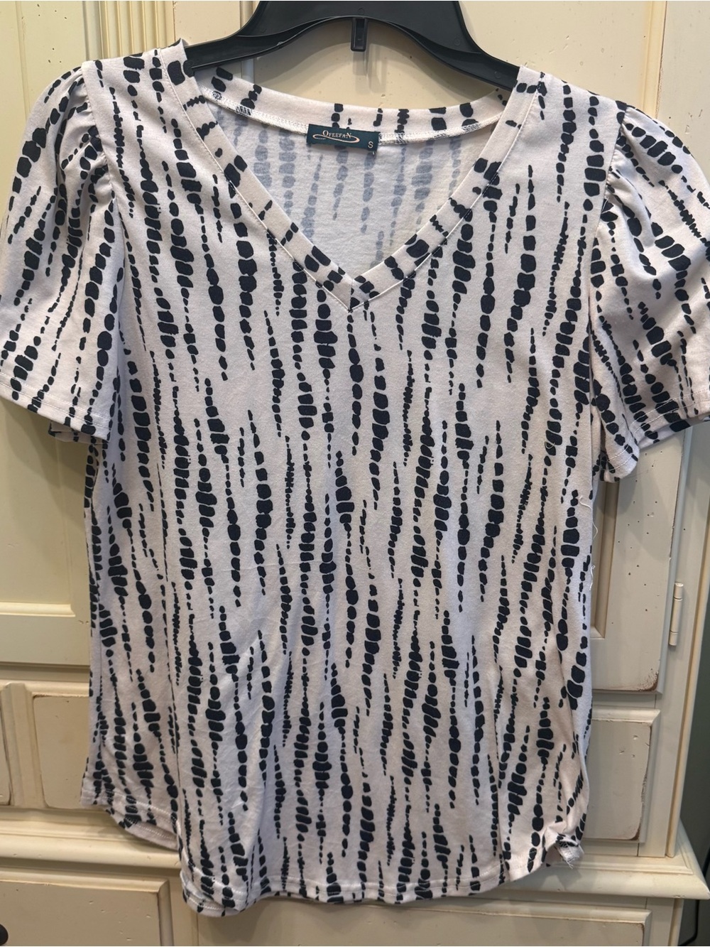 Queena Black & White V-Neck Short Sleeve Tee